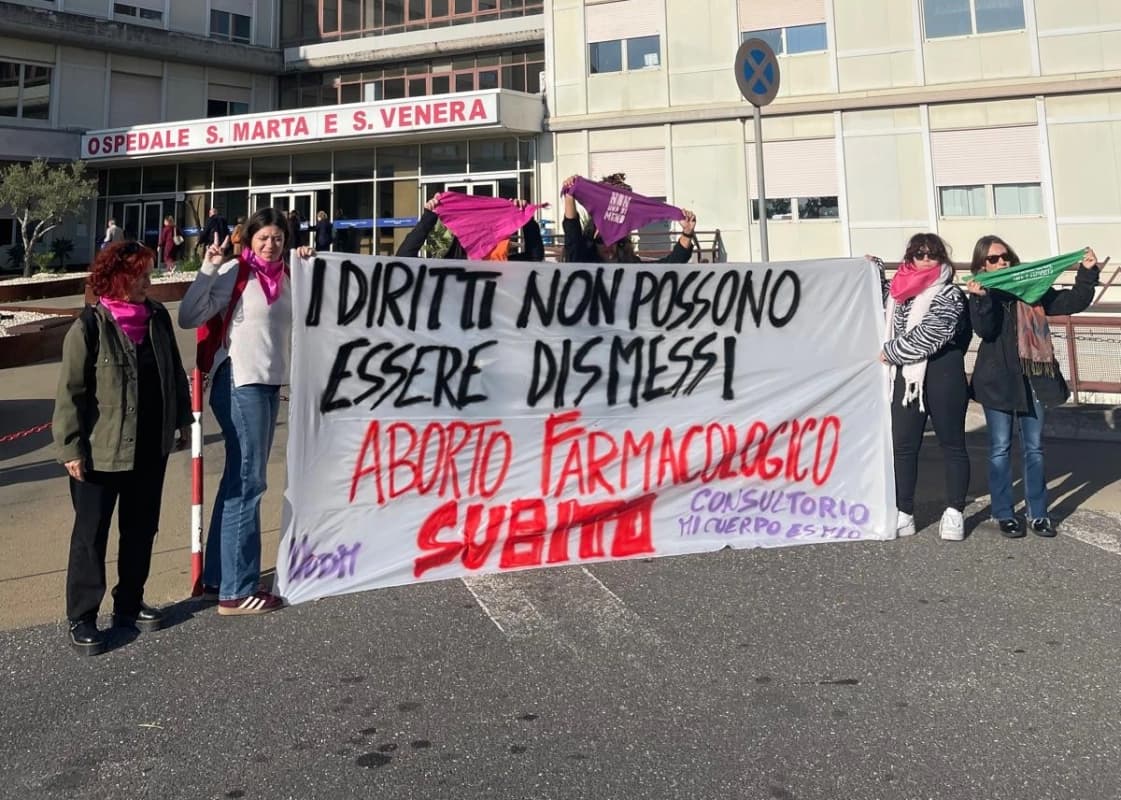 Aborto farmacologico sospeso ad Acireale, parte la protesta davanti l’ospedale
