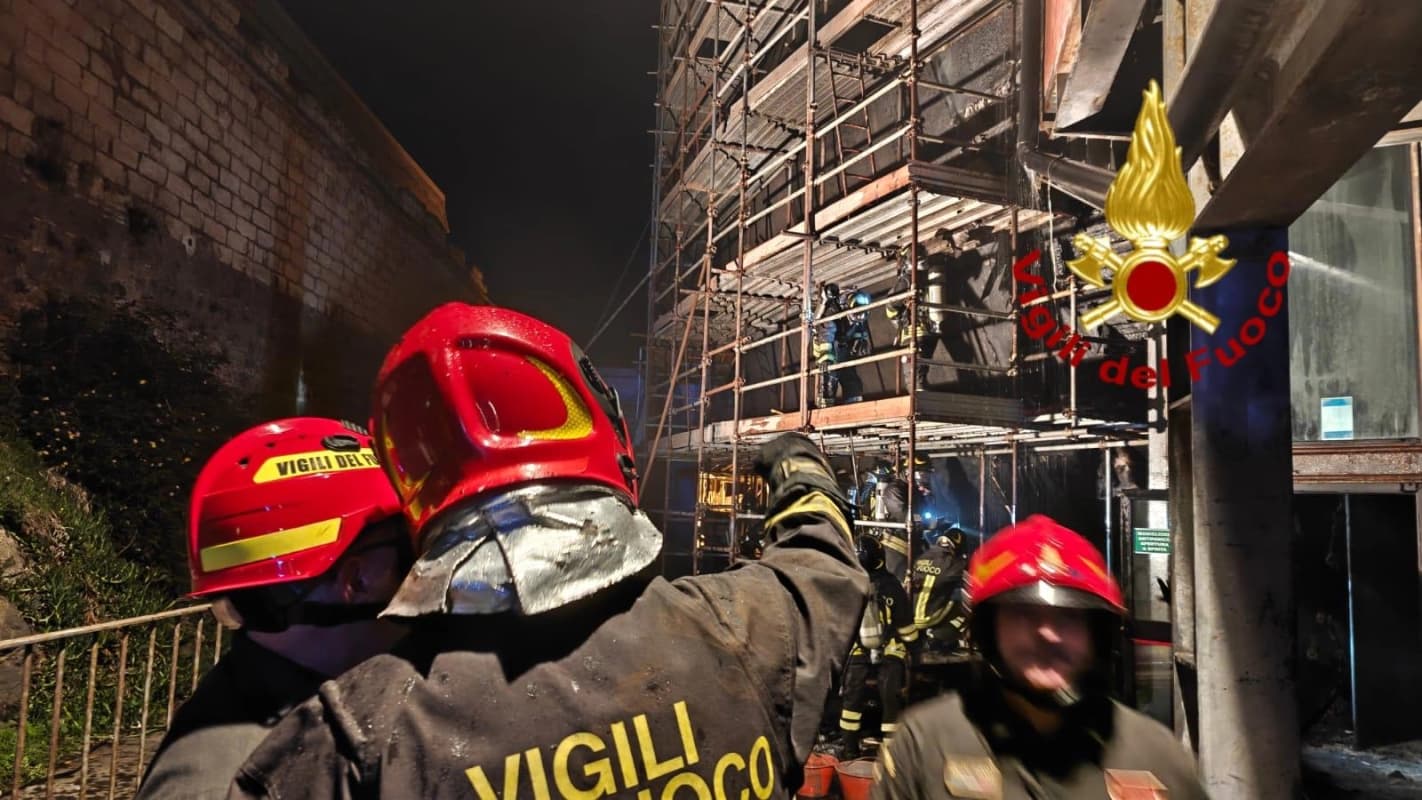 Catania, incendio nel complesso “Le Ciminiere”