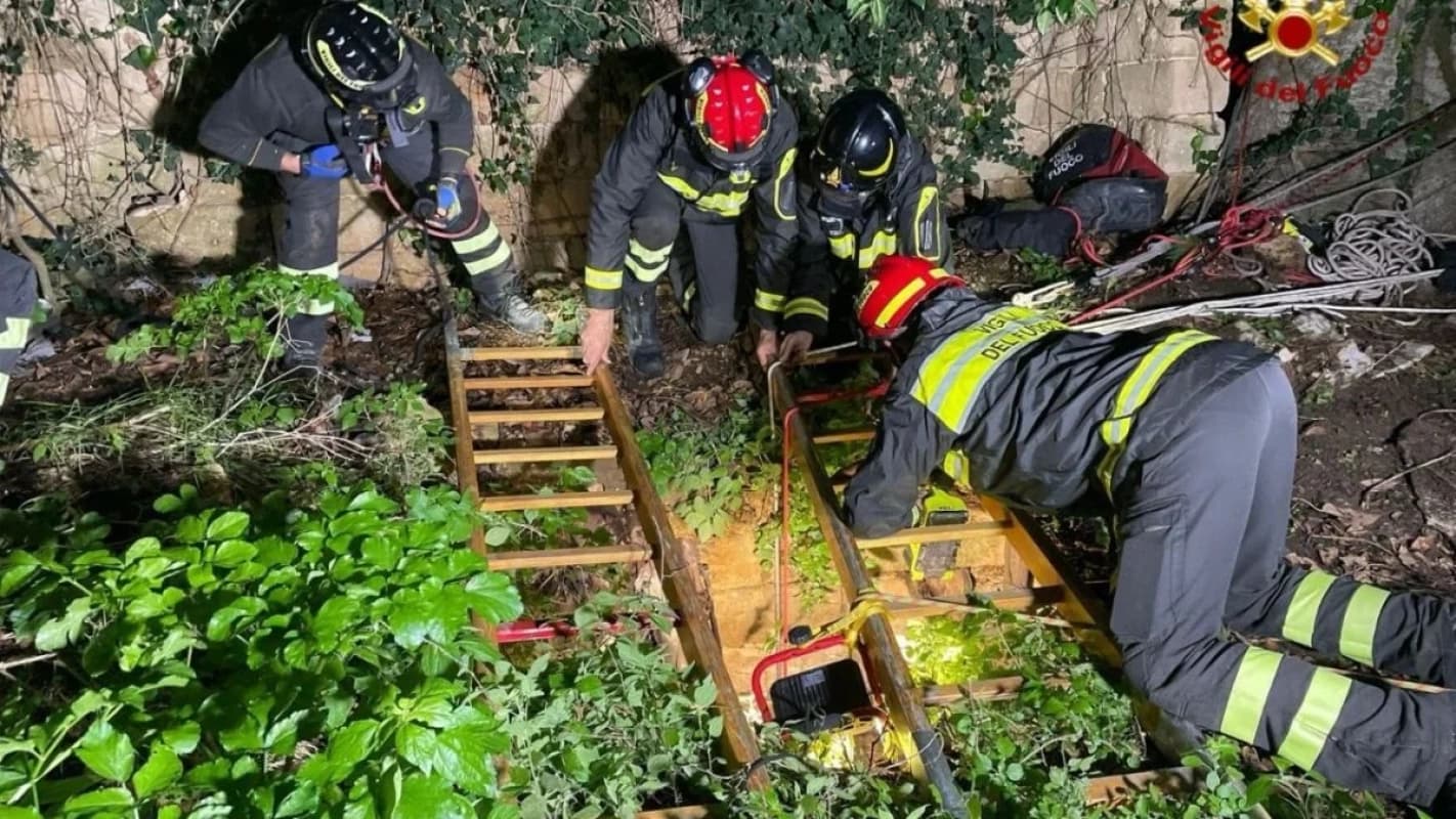 Cade in pozzo di 30 metri, messo in salvo dai vigili del fuoco