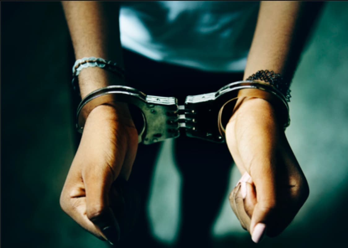 Manipolava un’anziana per ottenere il suo patrimonio, arrestata la vicina di casa