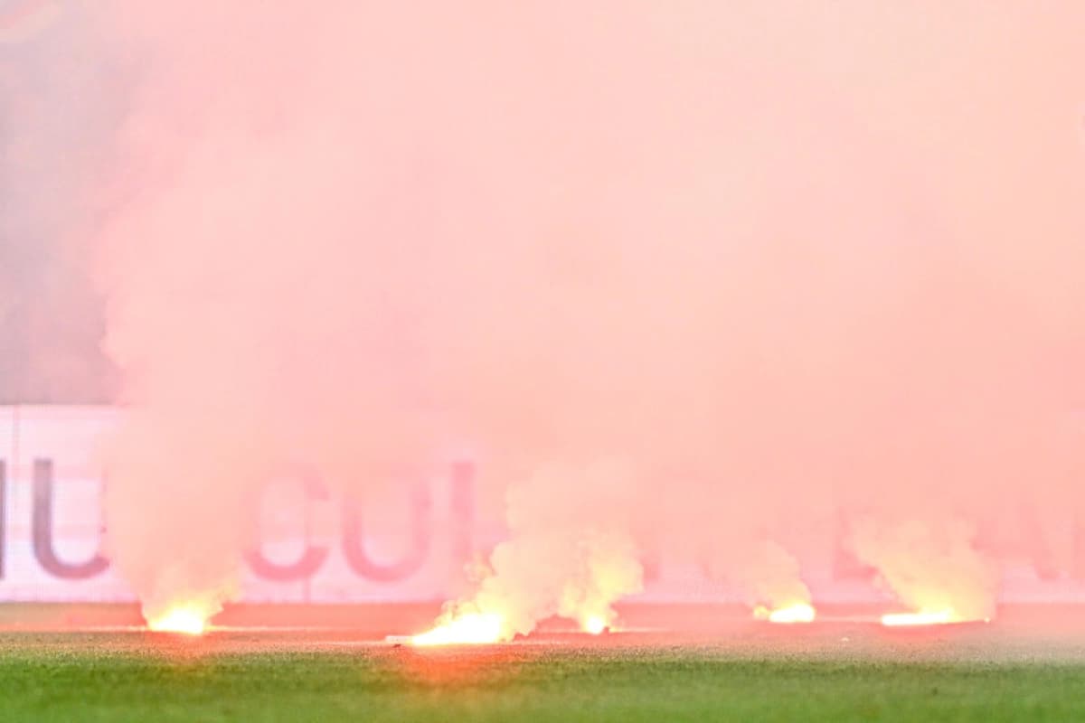 Fumogeni nel settore ospiti dello stadio “Scida” di Crotone, daspo per 5 tifosi del Siracusa