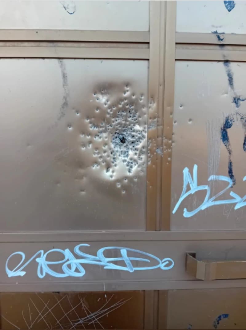 Fucilate contro il portone di una chiesa allo Zen