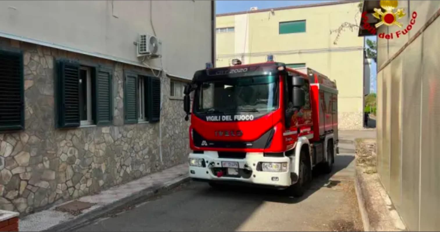 Gravina di Catania crolla il cornicione di uno stabile, 4 famiglie evacuate