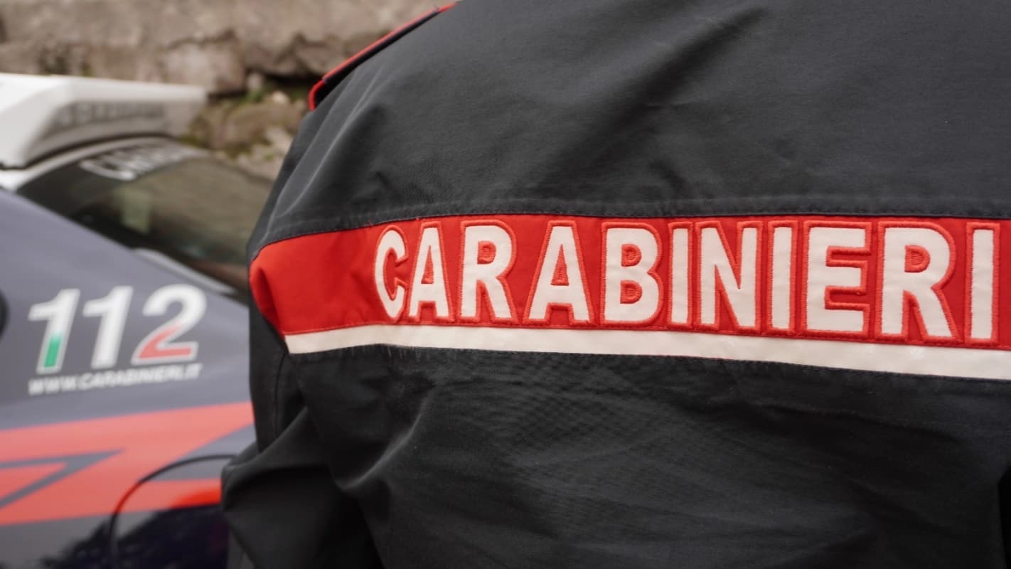 Cade dal balcone e resta appeso all’antenna: salvato dai carabinieri