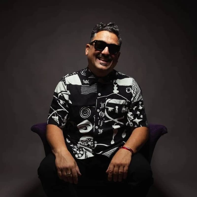 Colpito da calcinacci mentre butta la spazzatura: disavventura per Roy Paci