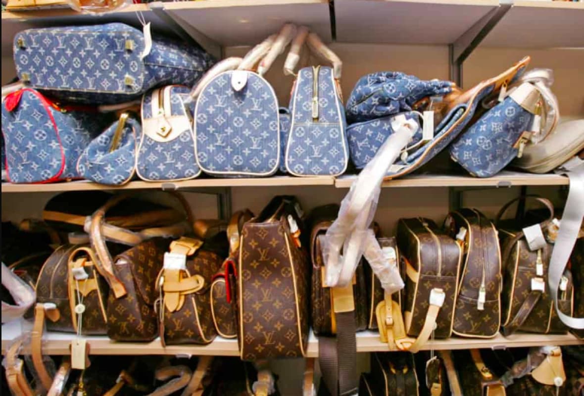 Scoperto business online di falsi di lusso