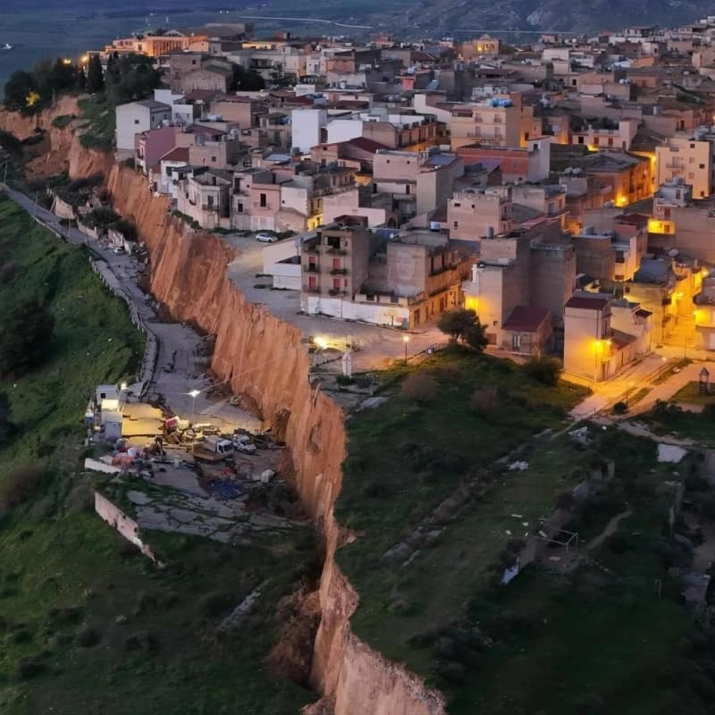 Frana a Niscemi: oltre 500 evacuati, oggi vertice in Prefettura