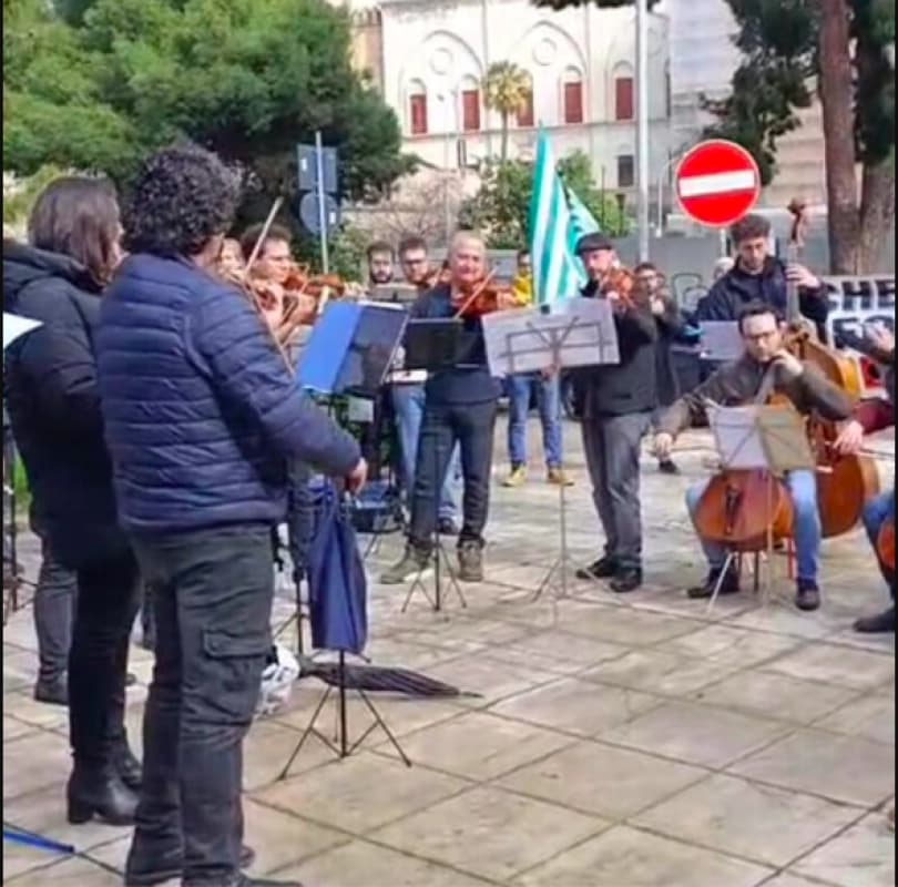 Orchestra Sinfonica Siciliana, sit-in di protesta davanti al Palazzo D’Orleans