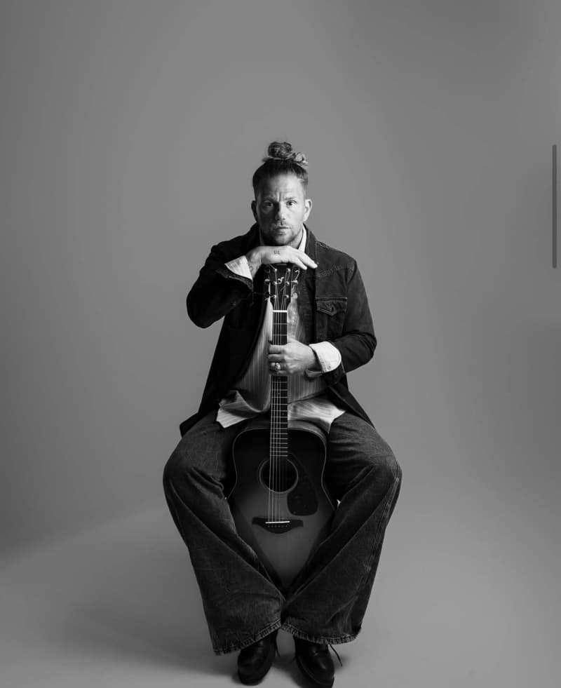 Sanremo 2026, cantanti in gara: frammenti di realtà sulle note della chitarra di Enrico Nigiotti