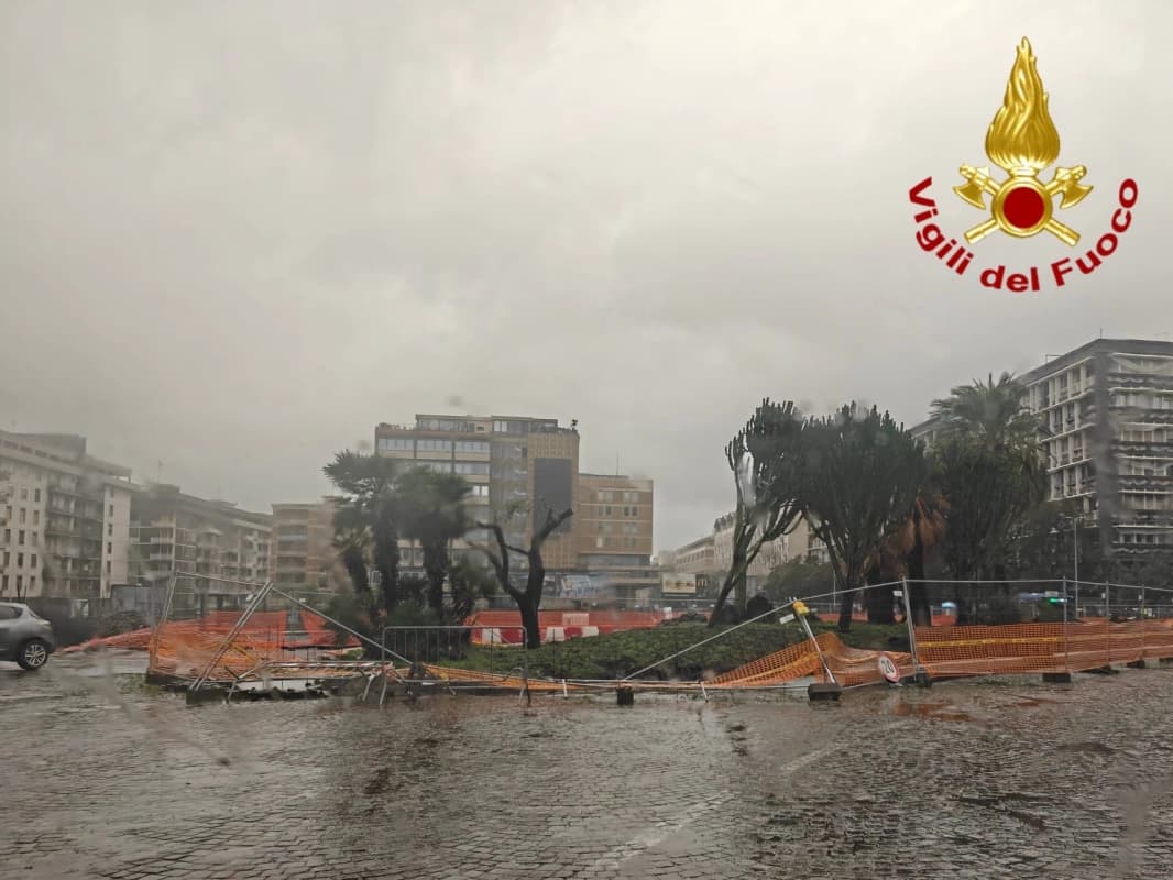 Venti di burrasca, mareggiare violente e tutto quello che c’è da sapere sul maltempo che affligge la Sicilia