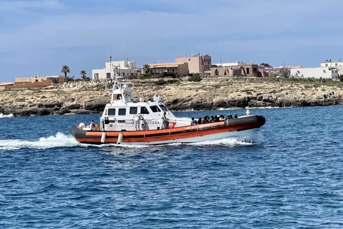 Migranti, in 30 sbarcati a Lampedusa nel primo approdo annuale