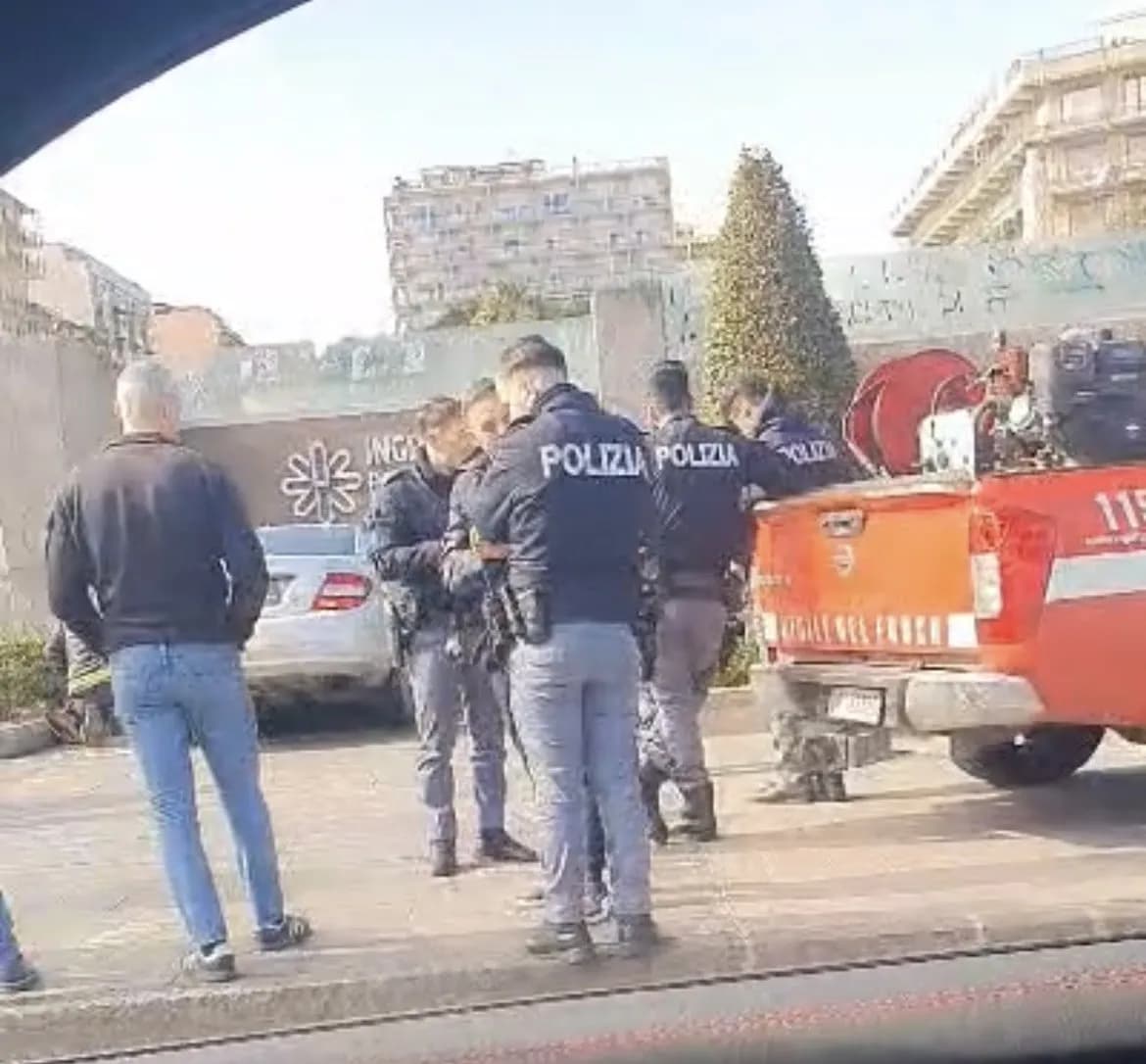 Catania, auto finisce dentro il Borghetto Europa