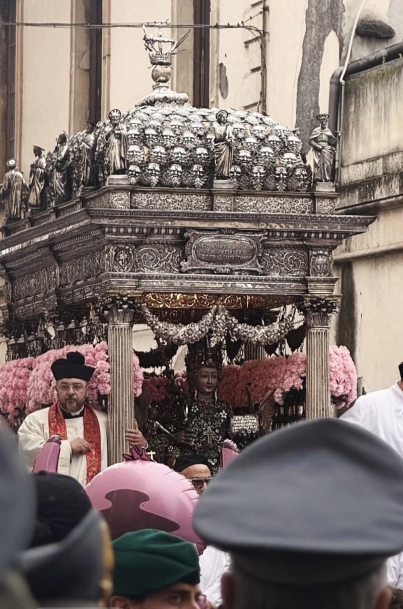 Sant’Agata, il giro esterno e la sosta a piazza Carlo Alberto