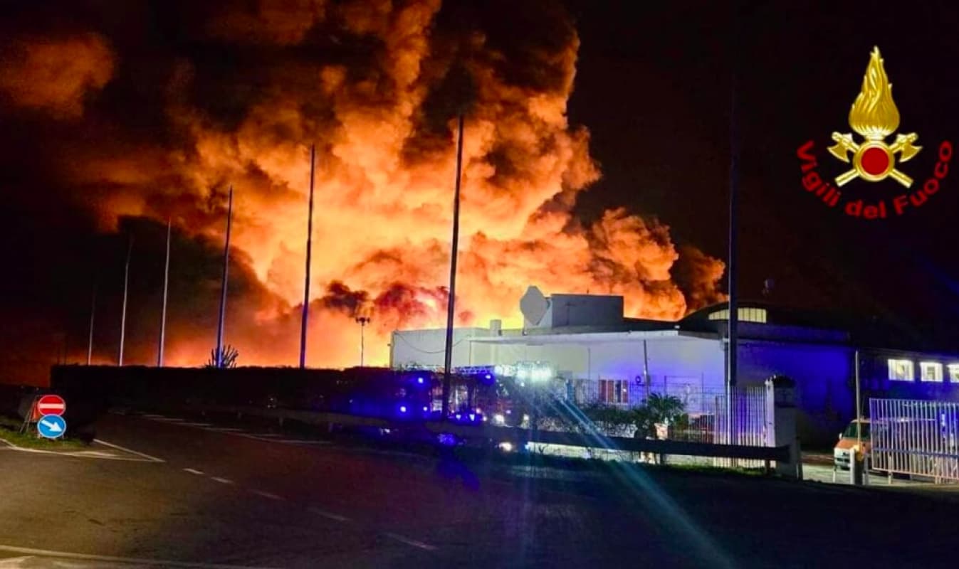 Incendio in un impianto di rifiuti di Campofelice di Roccella