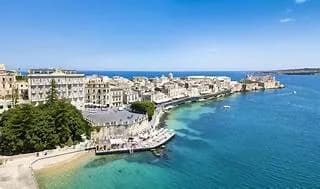 Auto in mare a Ortigia: una donna e la figlia di 5 anni salvate dai passanti