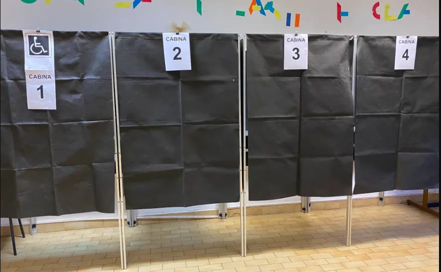 Referendum: a Catania un elettore scatta una foto dentro il seggio, fermato