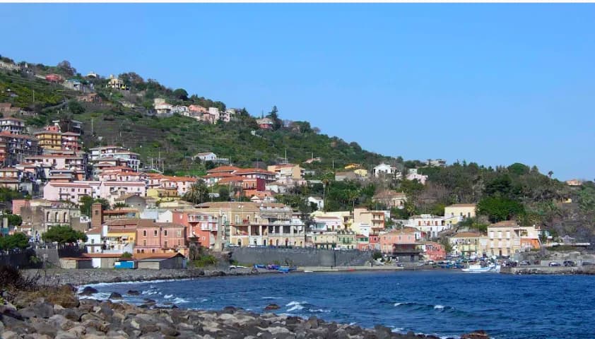 Timpa di Acireale, masso si stacca dal costone