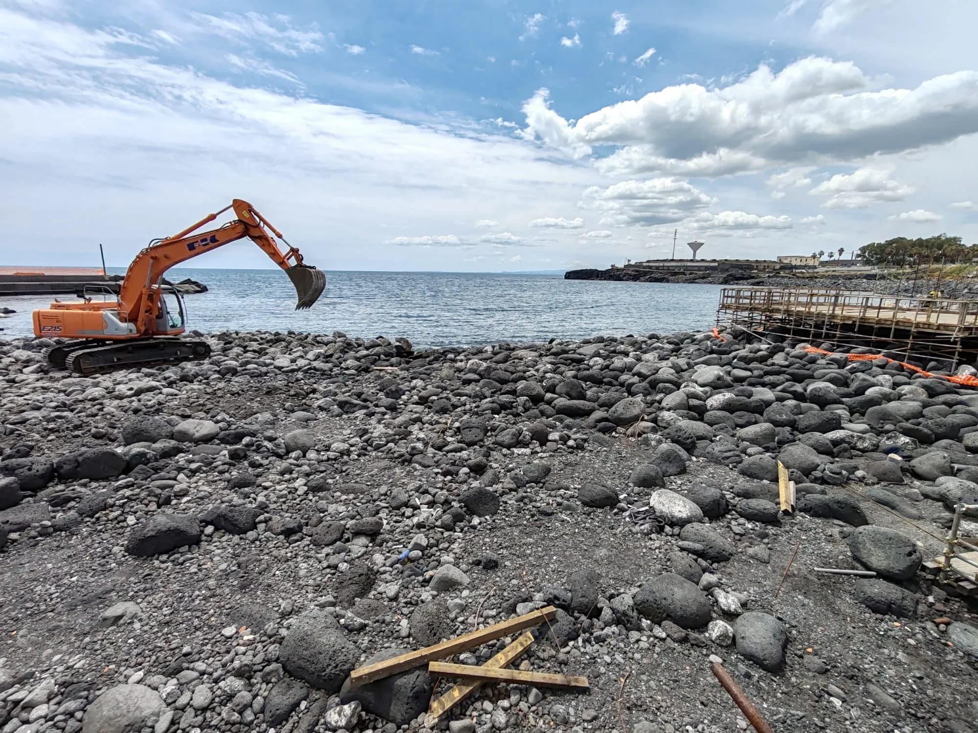 Catania, torna la spiaggetta nera nel borgo marinaro di San Giovanni Li Cuti