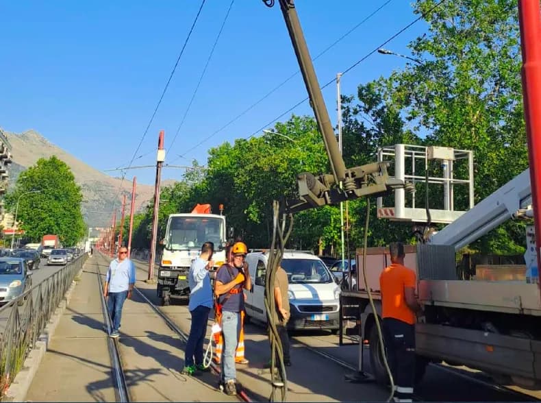 Palermo, camion trancia la linea dei tram
