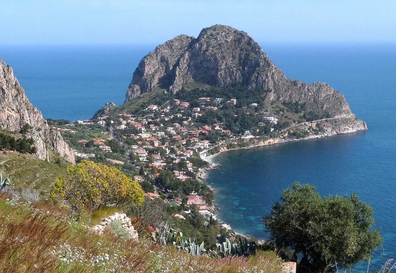 A Capo Zafferano sfrecciando su acquascooter: 4 giovani fermati