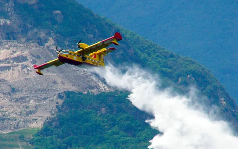 Brucia Montagna Grande nel trapanese, in azione anche i Canadair