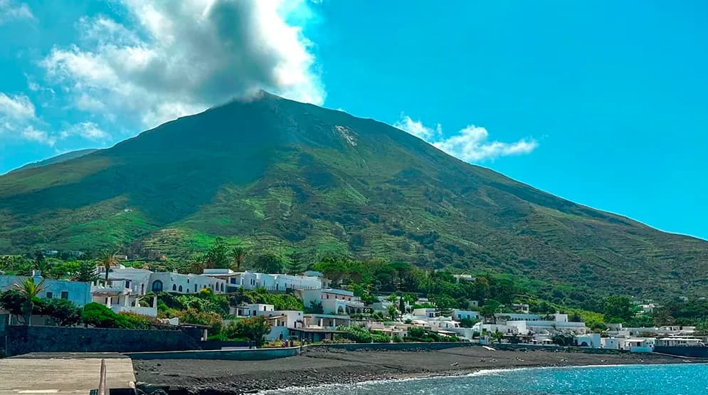 Stromboli, un parco giochi per bambini sorgerà con i fondi dell’incendio del 2022