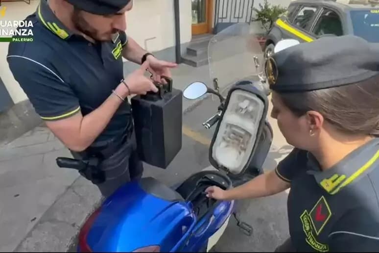 Motorini venduti come e-bike: sequestri in tutta Italia