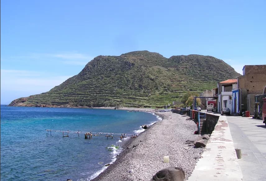 Incidente al largo di Filicudi tra un catamarano e un peschereccio