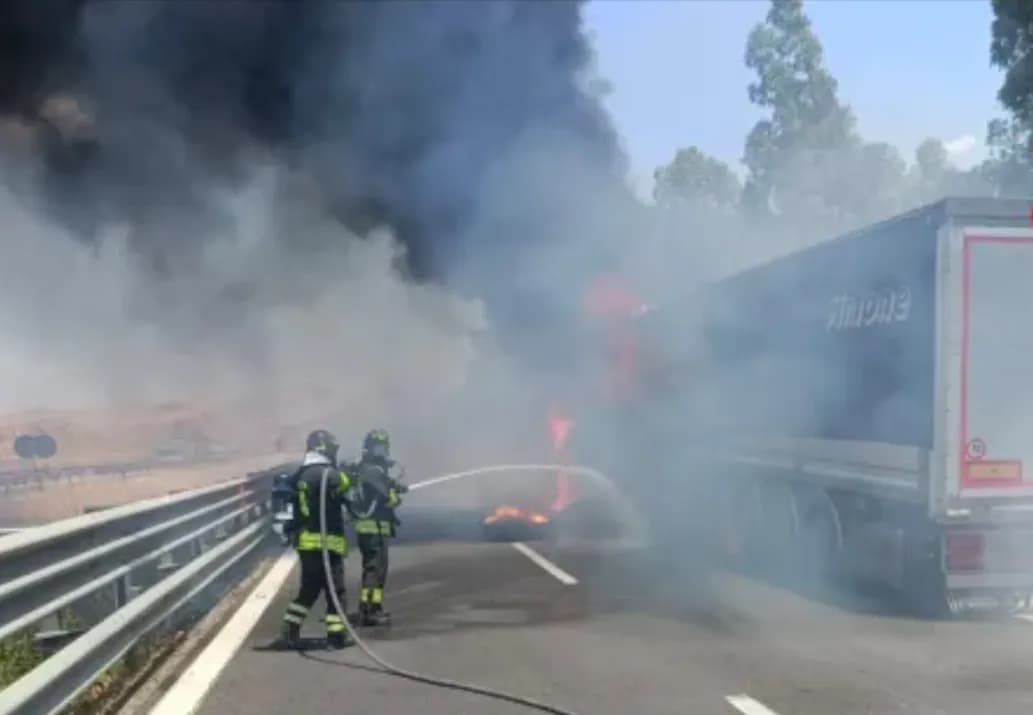 Autotreno in fiamme sulla A19, chiuso un tratto dell’autostrada