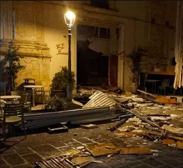 Palazzolo Acreide: sfondano e derubano gioielleria con un caterpillar