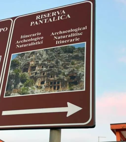 Pantalica o Myra, necropoli scambiate nei cartelloni turistici