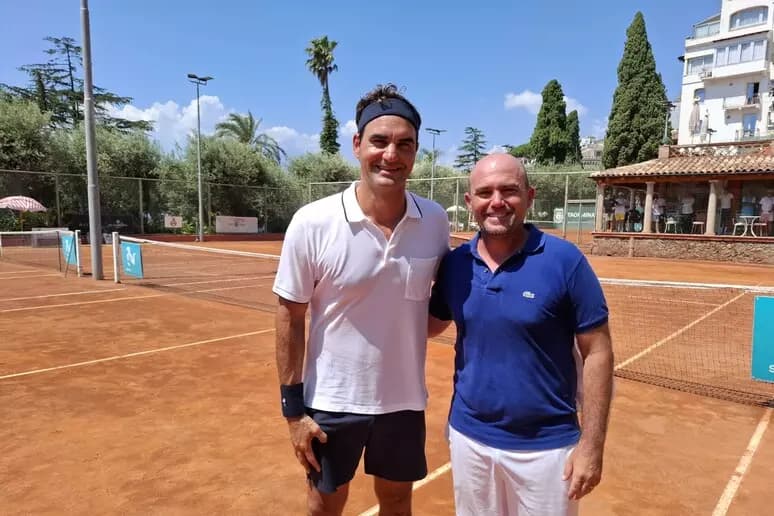 Con la racchetta anche in vacanza: Federer incanta sulla terra rossa di Taormina