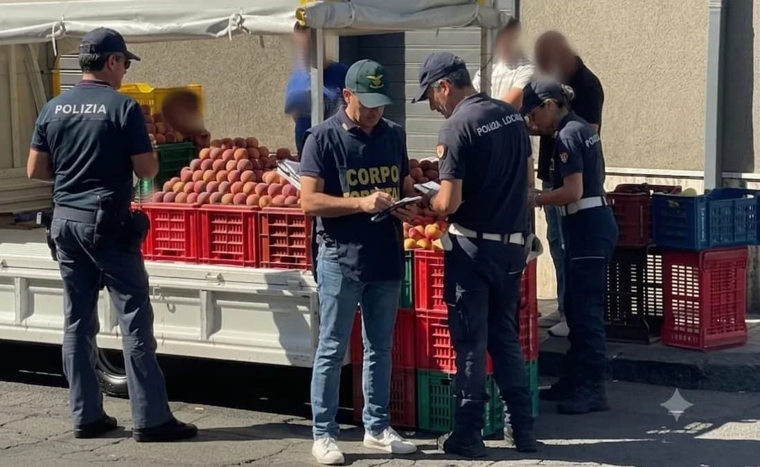 Abusivismo ad Adrano, sequestrati oltre 300 chili di alimenti, sanzionati due ambulanti