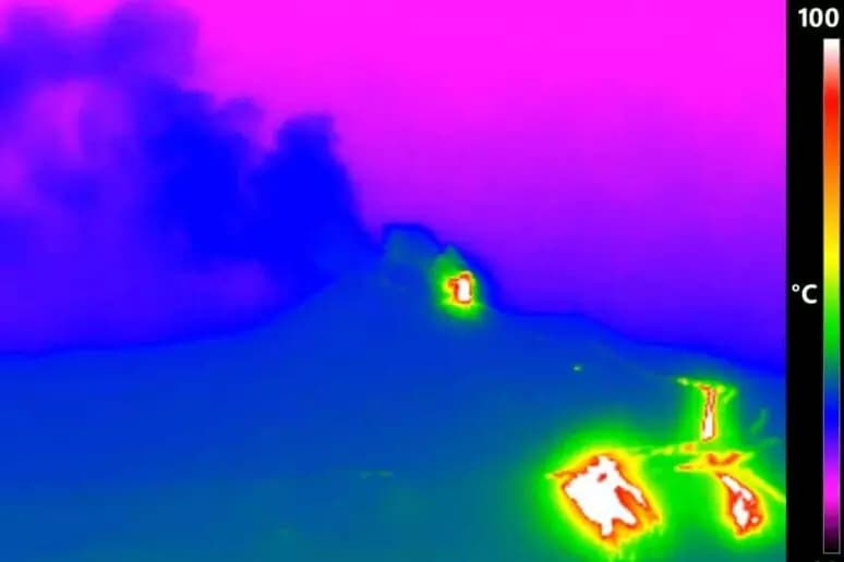 Etna, nuova bocca a 1.900 metri. Fontanorrossa: sospesi voli in arrivo