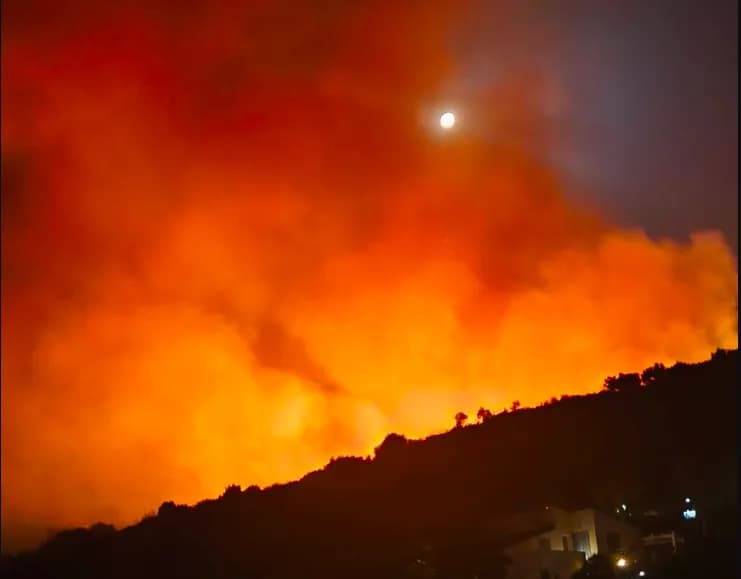 Incendio a Scopello, evacuate diverse abitazioni
