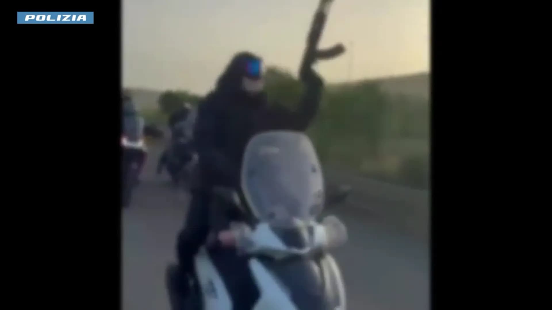 Corsa clandestina di cavalli nel catanese: arrestato 21enne con Kalashnikov