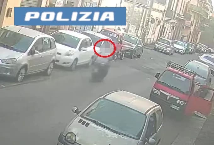 In strada a spacciare, con la droga nella sella dello scooter: arrestato 25enne
