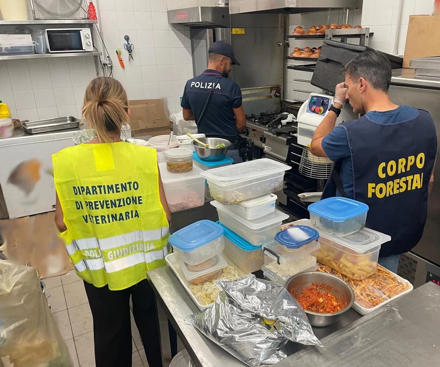 Catania, cibo non sicuro e violazioni amministrative: oltre 200 chili di alimenti sequestrati in un bar