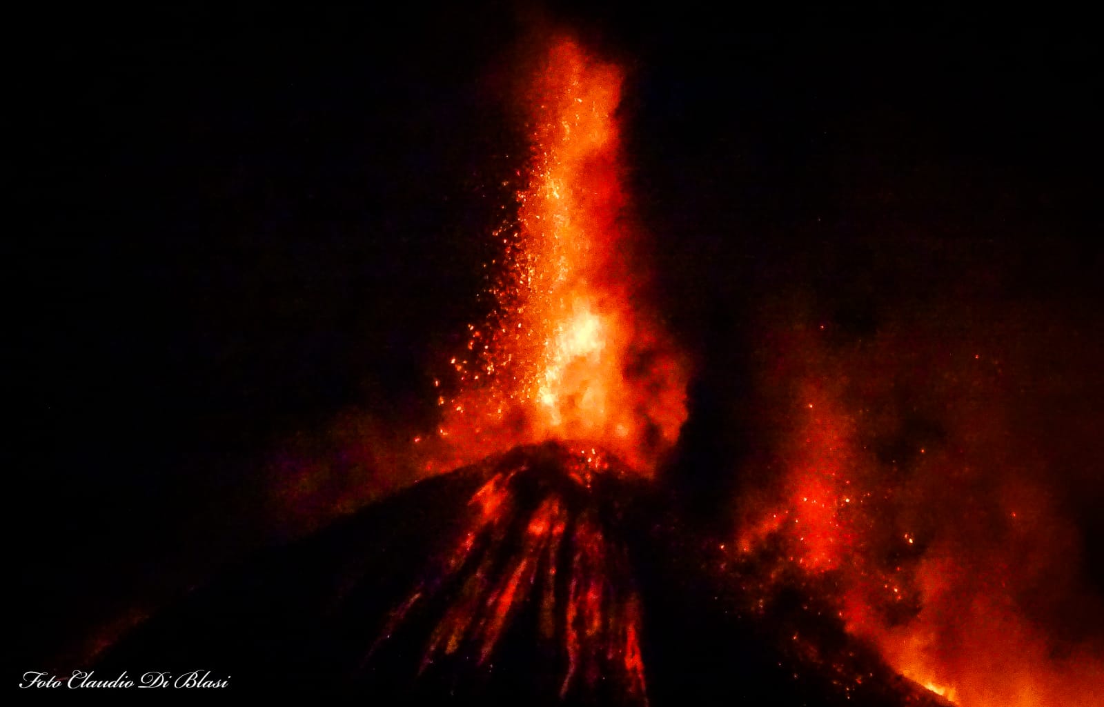  Etna, lo spettacolare parossismo nella notte