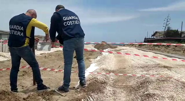  Playa: Guardia costiera sequestra cantiere accanto alle capannine