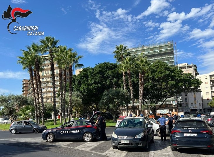  Piazza Europa, controlli dei carabinieri: giro di vite contro il degrado