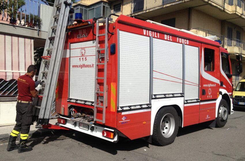  Acireale, coperta a fuoco in casa, intera famiglia evacuata