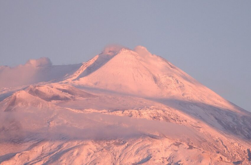  Cratere Sud-Est, eruzione senza sosta. Ma il vulcano si veste di bianco