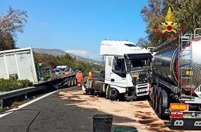  Incidente sulla A18, camion invade la corsia opposta e si ribalta