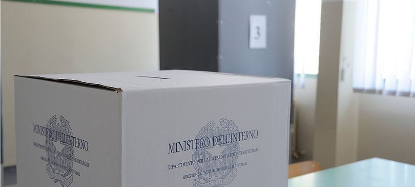  Comunali: riprende voto col telefonino a Catania, denunciato