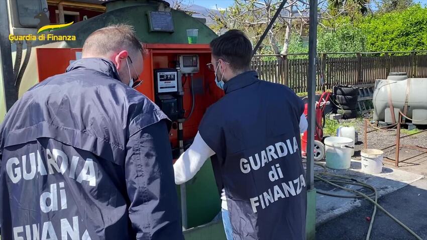  Catania, la frode della benzina “allungata”. Arrestate tre persone