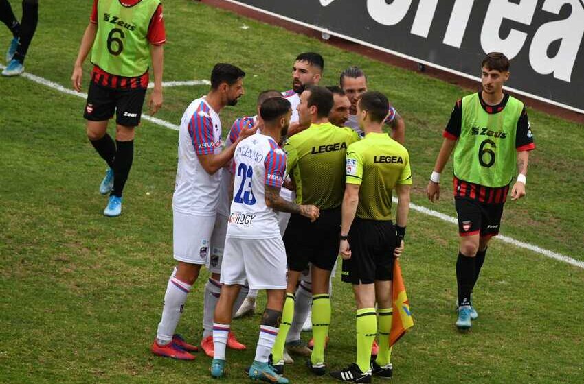  Catania, sconfitta al veleno. Rossazzurri sottotono e colossale errore arbitrale