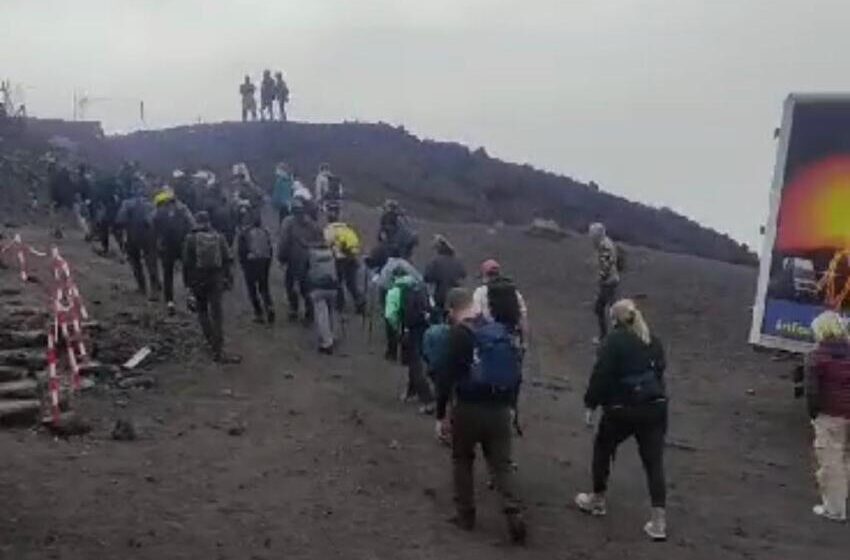  Etna, allerta rossa. Russo Morosoli: “Turisti saliti in area sommitale, nonostante il divieto”