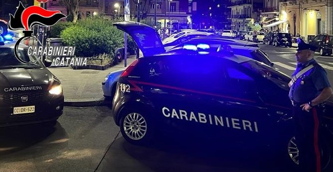  Catania, controlli dei carabinieri in centro storico: sanzioni per un chiosco