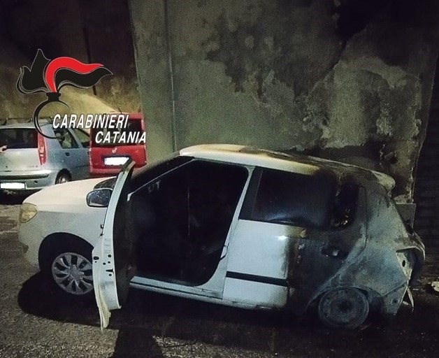  Dà fuoco all’auto del rivale in amore: arrestato dai carabinieri